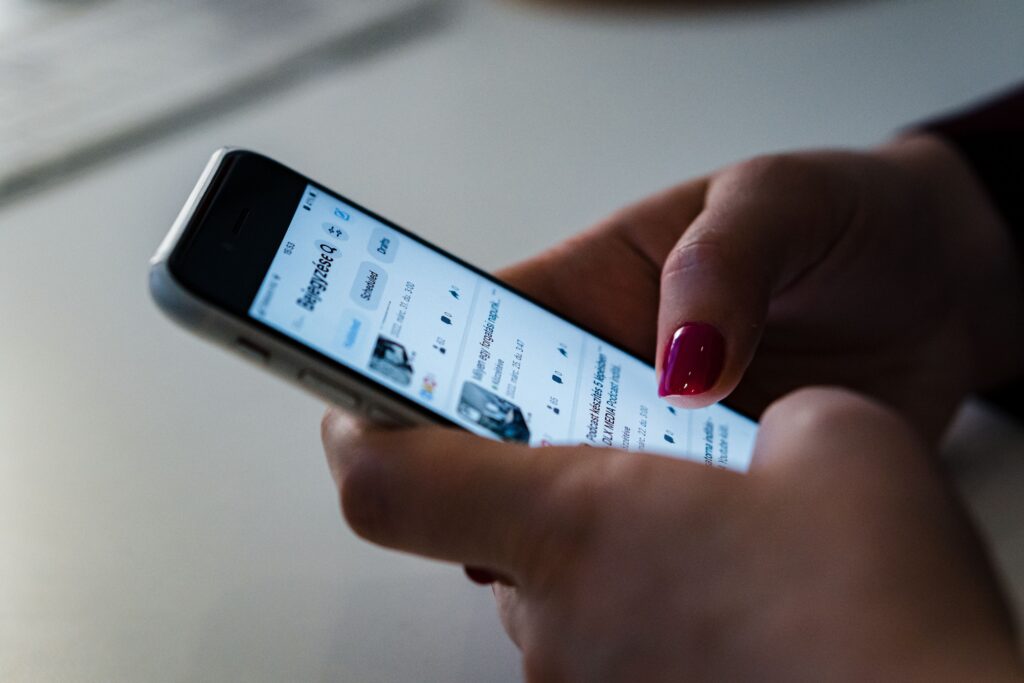 Persona usando VPN en su celular para proteger su privacidad en USA