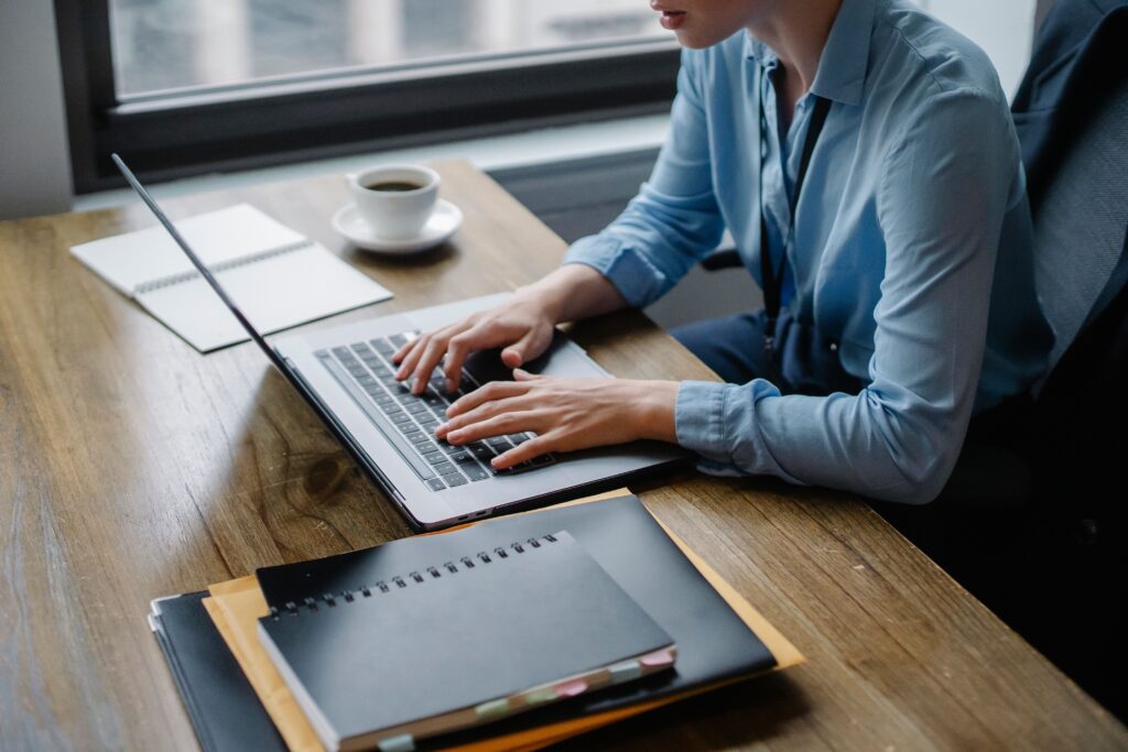 Persona organiza documentos importantes desde su laptop, guardándolos de forma segura en la nube