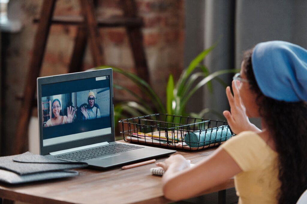 Mujer saluda al iniciar una videollamada de trabajo segura en Zoom o Google Meet